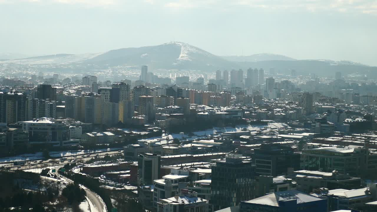 배경 에 산 들 이 있는 눈 인 도시 의 공중 사진