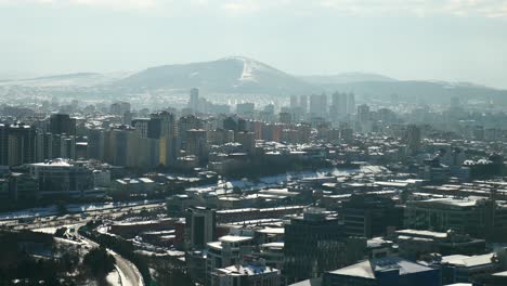 vista aérea de una ciudad nevada con montañas en el fondo