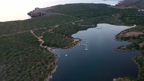 Panorámica-De-Drones-Cinematográficos-Alrededor-Del-Puerto-Deportivo-A-Lo-Largo-De-La-Costa-De-España-Al-Atardecer