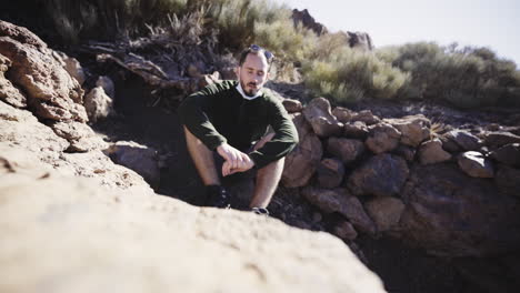 Viajero-Hispano-Perdido-Deshidratado-En-El-Parque-Teide-España