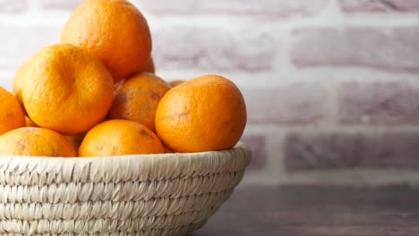 naranjas frescas en una canasta