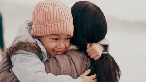 madre, abrazo y hijo en el océano con felicidad
