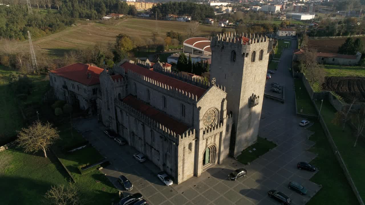 drone aéreo sobre una iglesia medieval