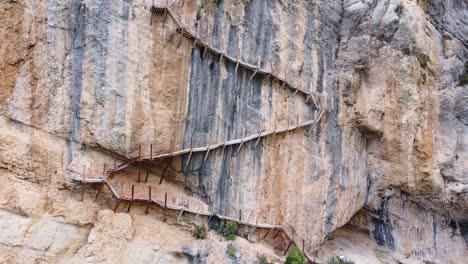 pasarelas de montfalco em congost de mont rebei canyon, catalunha e aragão, norte da espanha - visão aérea de drones das perigosas escadas assustadoras e trilha de caminhada ao longo dos penhascos íngremes