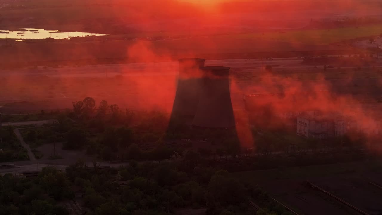 오렌지색 빛으로 조명된 연기가 둘러싸인 산업용 굴, 고 대조 클로즈업