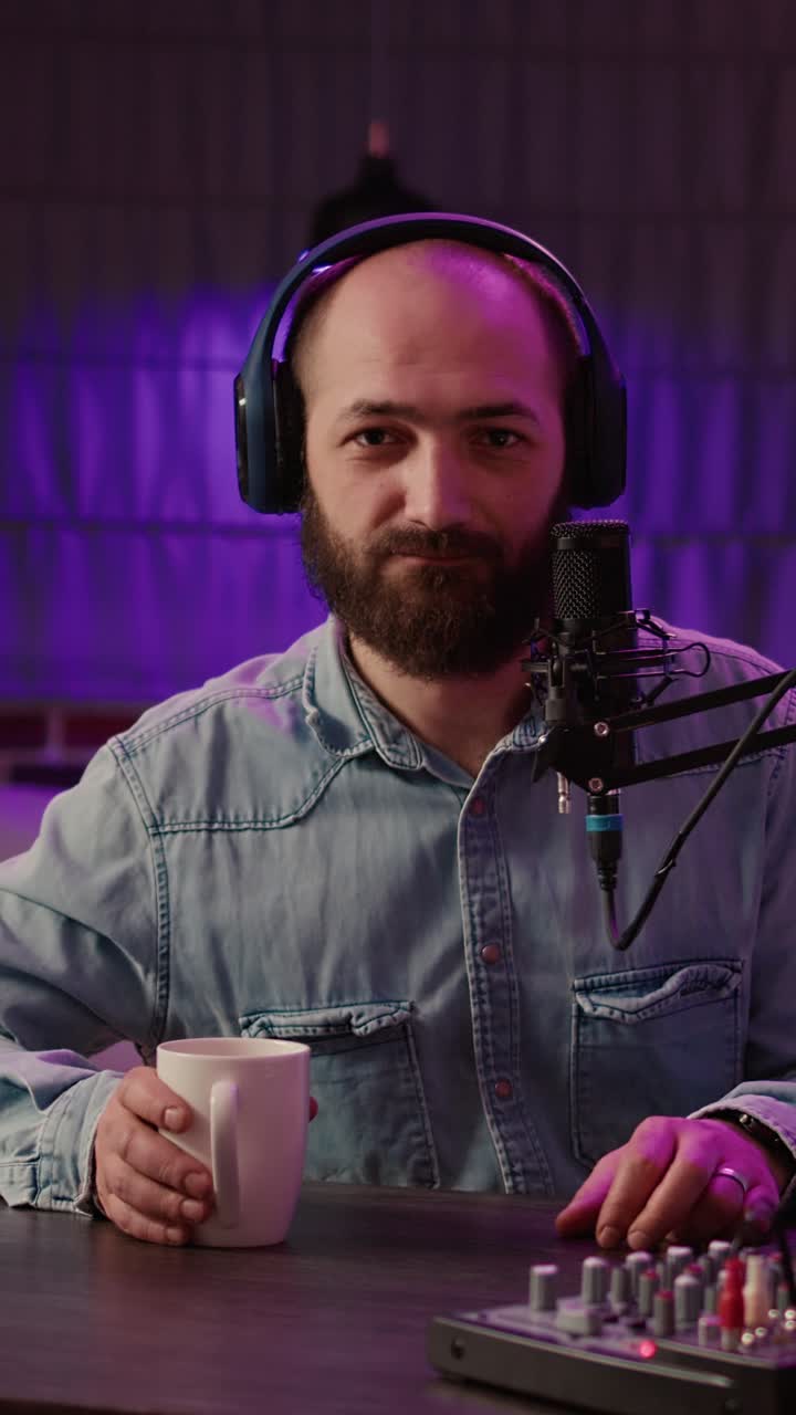 Uomo che registra un podcast con microfono e cuffie