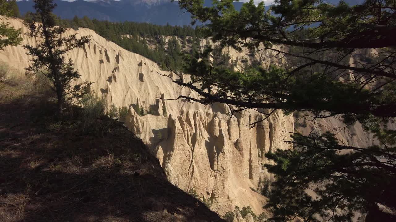 hoodoos cordillera invermere columbia británica revelar enfoque