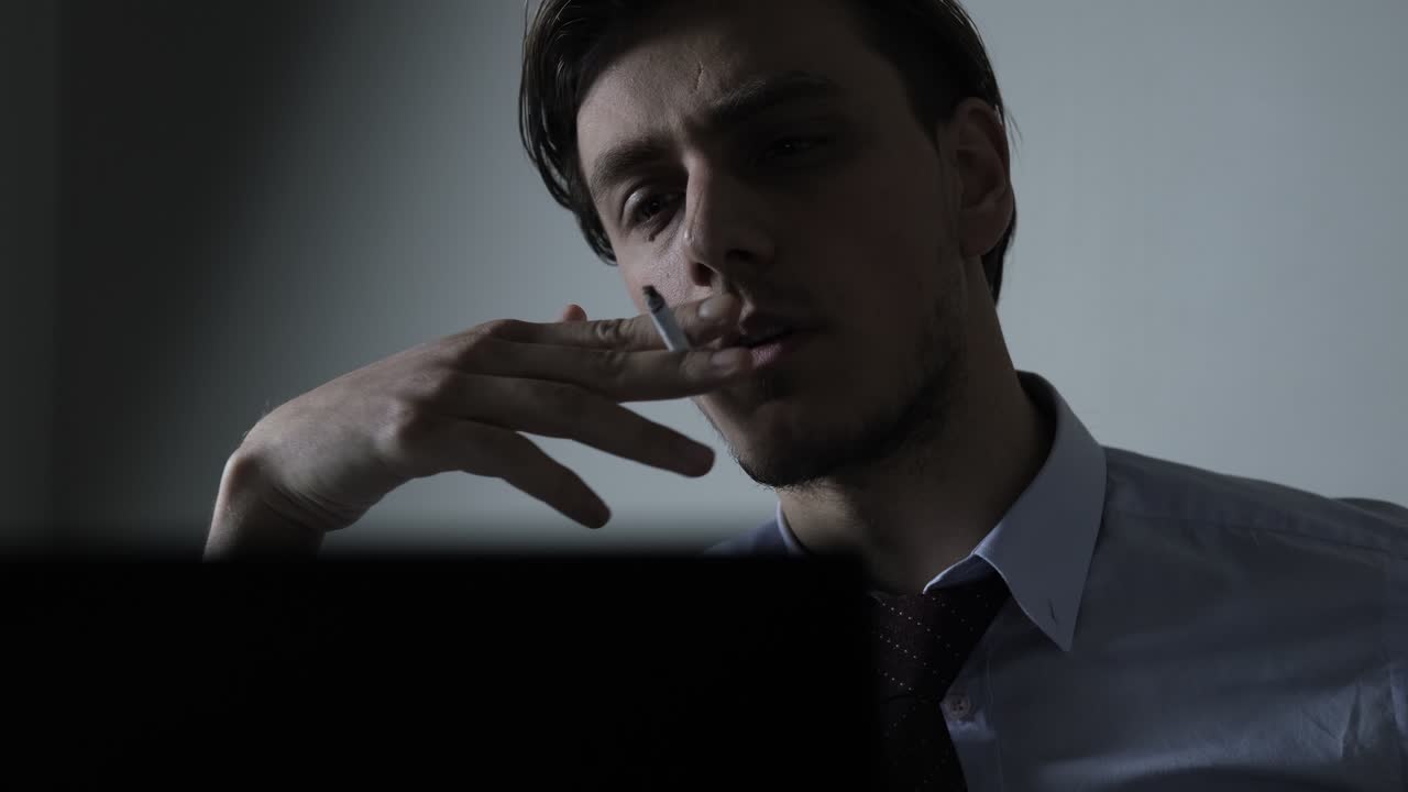 Ragazzo depresso guarda al PC