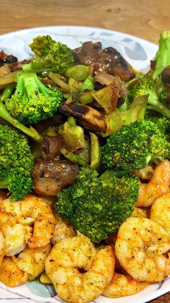 Un vivace soffritto con gamberi conditi, broccoli freschi e funghi terrosi. Ideale per contenuti culinari o blog di cucina