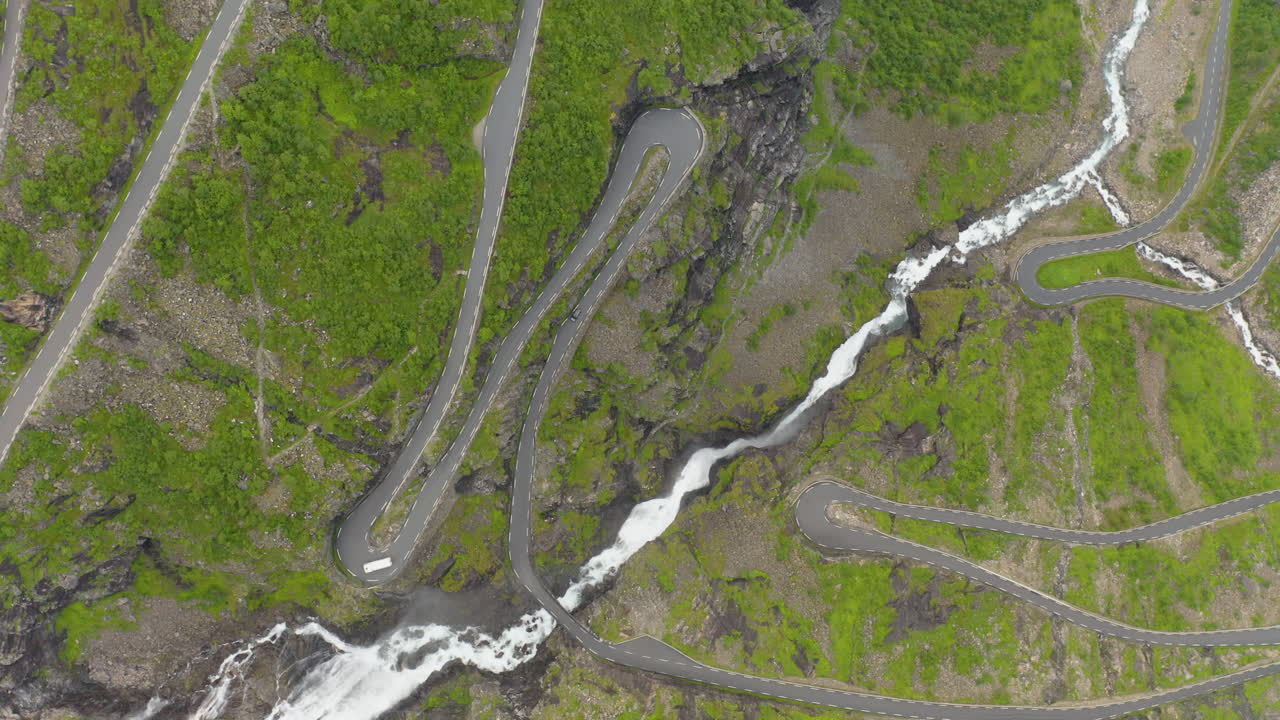 vista aérea de stigfossbrua, el puente turístico sobre el stigfossen