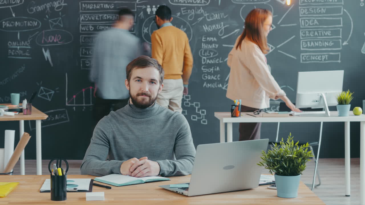 Professionisti in un ufficio moderno