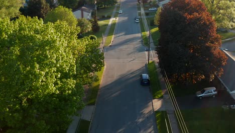 Antena-Descendente-En-Una-Calle-Tranquila-En-El-Barrio-De-La-Ciudad,-En-Las-Afueras-De-La-Ciudad-Estadounidense-En-EE.UU.