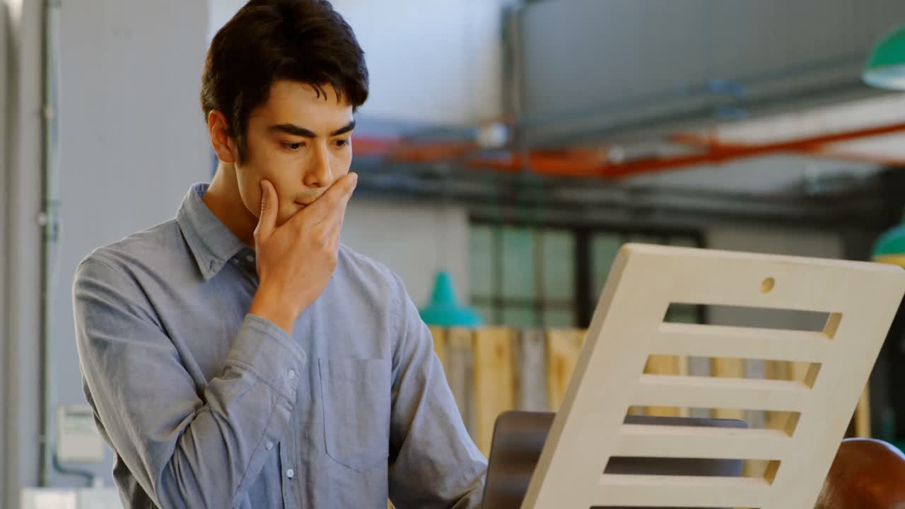 ejecutivo de negocios usando portátil en la oficina 4k