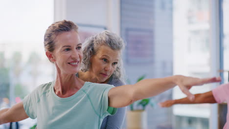 Instructor-De-Yoga-Ayudando-A-Una-Mujer-Madura