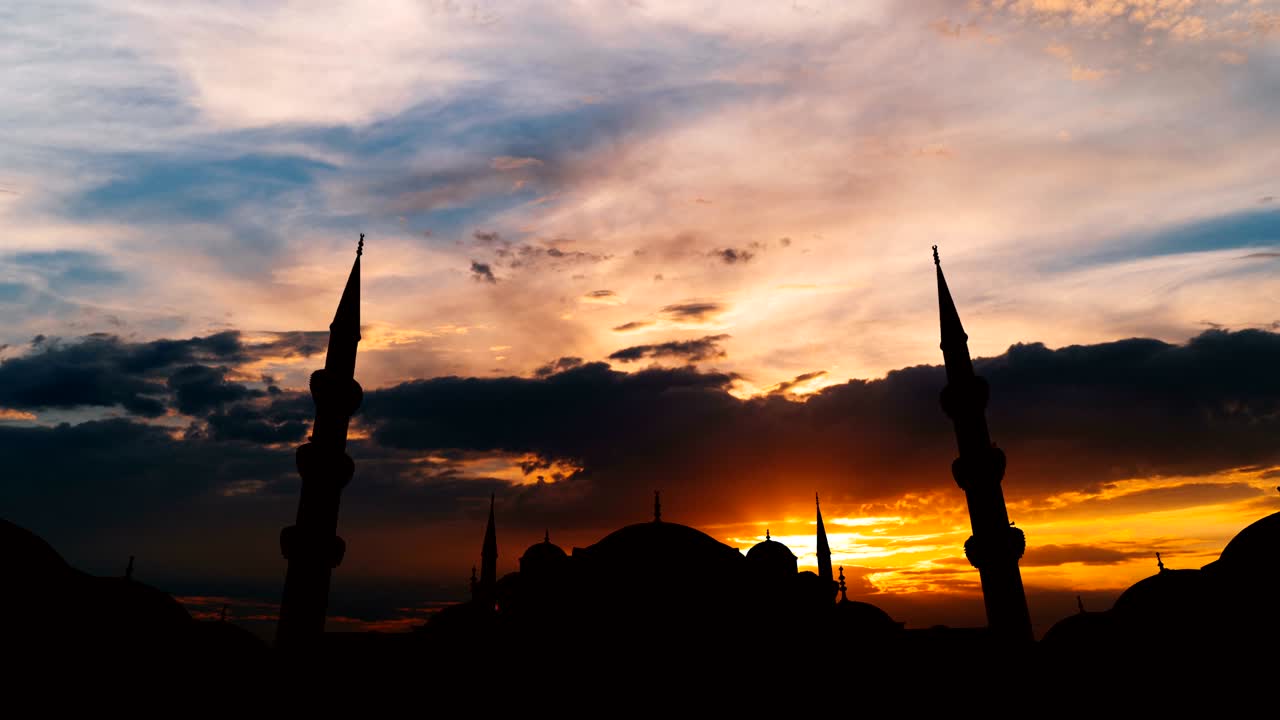 Timelapse della famosa Moschea di Sultanahmet o Moschea Blu nel paesaggio urbano di Istanbul al tramonto, Turchia