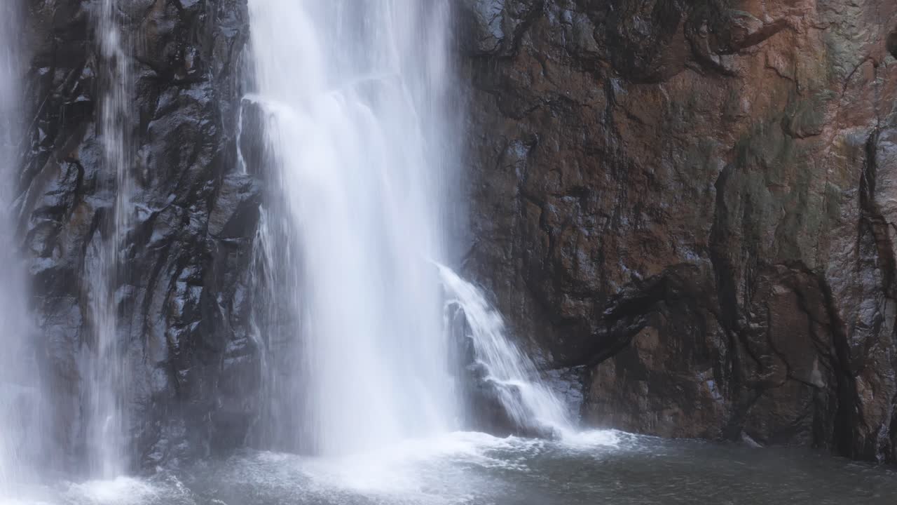 바위 절벽 아래로 흐르는 물