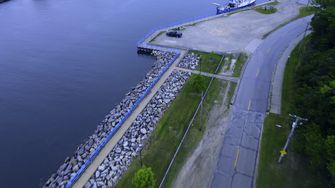 하강 동작으로 드론으로 빠르게 밀기