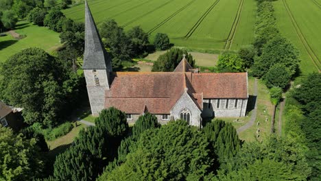 Toma-Aérea-Inclinada-Hacia-Abajo-De-La-Iglesia-De-San-Juan-Evangelista-En-Ickham,-Kent