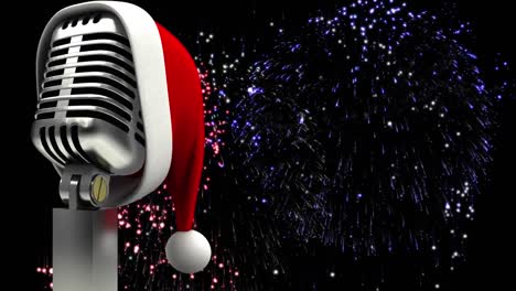 Digitale-Animation-Einer-Weihnachtsmütze-Am-Mikrofon-Vor-Explodierendem-Feuerwerk-Auf-Schwarzem-Hintergrund