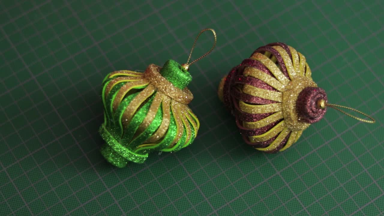 녹색 절단 매트에 반짝이 포미 크리스마스 장식품