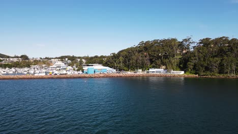 Alta-Vista-Reveladora-Rápida-Sobre-El-Agua-De-Un-Lugar-Popular-De-Buceo-El-Oleoducto-En-Nelson-Bay-Port-Stephens-Nsw-Australia