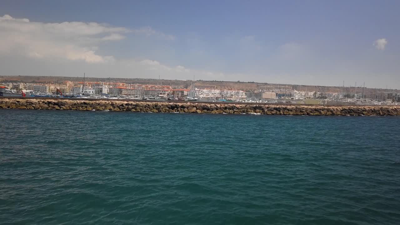 Il porto di Almerimar ad Almeria durante una soleggiata giornata estiva.