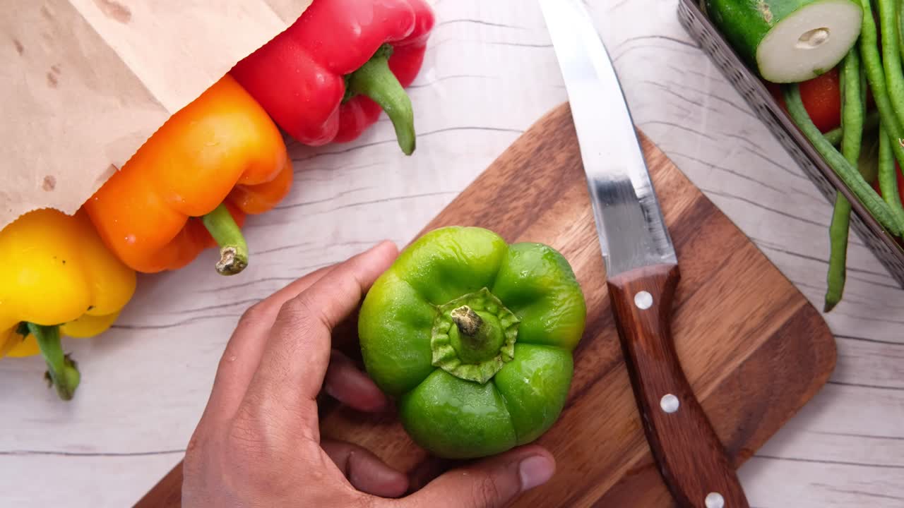 la preparación de pimientos de colores