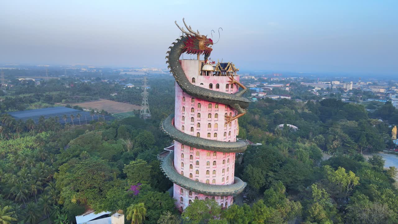 drone cinematográfico de 4k recorriendo el templo de wat samphran con un enorme dragón enrollado y protegiéndolo en la provincia de amphoe sam phran en bangkok, tailandia