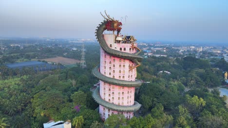 Drone-Cinematográfico-De-4k-Recorriendo-El-Templo-De-Wat-Samphran-Con-Un-Enorme-Dragón-Enrollado-Y-Protegiéndolo-En-La-Provincia-De-Amphoe-Sam-Phran-En-Bangkok,-Tailandia