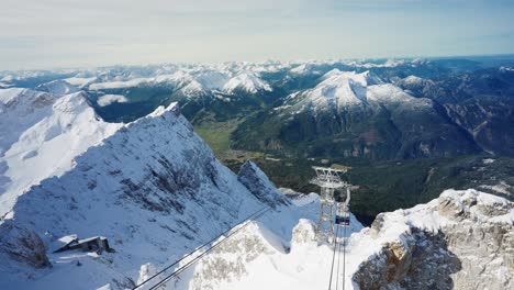 teleférico en la cumbre nevada de zugspitze en los alpes yendo cuesta abajo