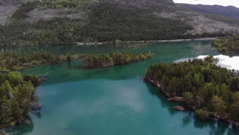 Schöner-Gletschersee-In-Westnorwegen.-Drohnenaufnahmen