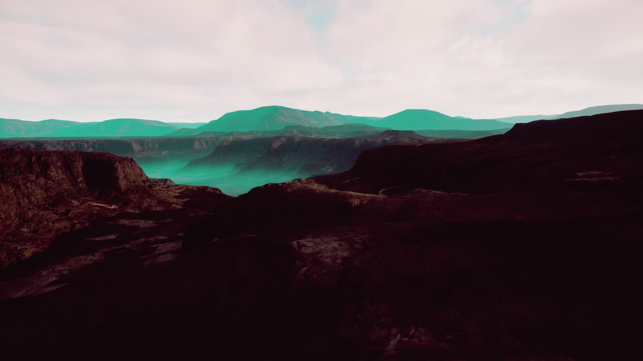 paisaje alienígena: montañas azules y cañón oscuro