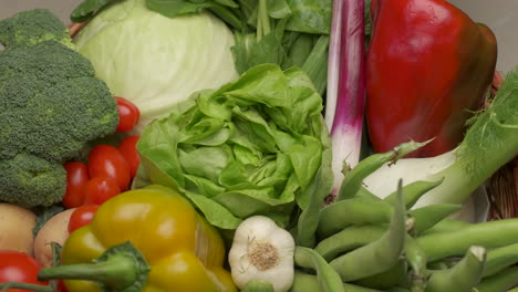 Varios-Vegetales-Mixtos-Ensalada-Verde-Lechuga,-Pimientos-Rojos,-Brócoli,-Tomate,-Zanahorias-Rotando