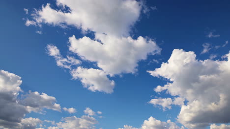 cielo azul con nubes blancas y esponjosas