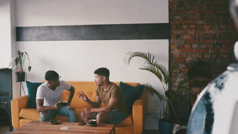 Dos-Jóvenes-Conversando-Mientras-Tomaban-Un-Café-En-Un-Café.