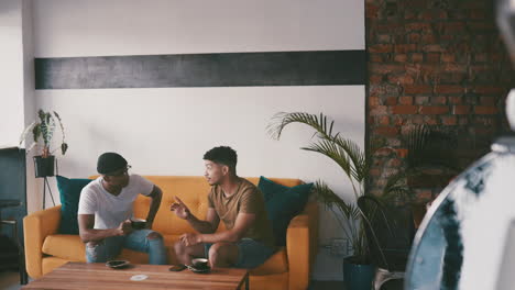 dos hombres jóvenes charlando sobre café en un café