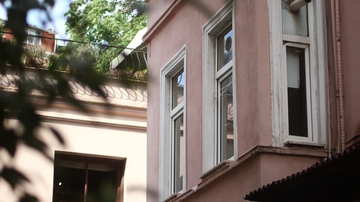 Facciata di un vecchio edificio con finestre