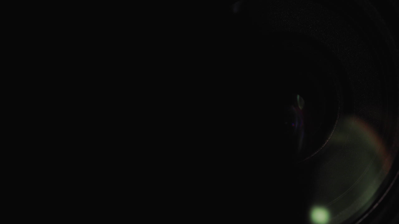 렌즈의 전면 렌즈는 섬광이 있는 광선으로 비춰집니다.