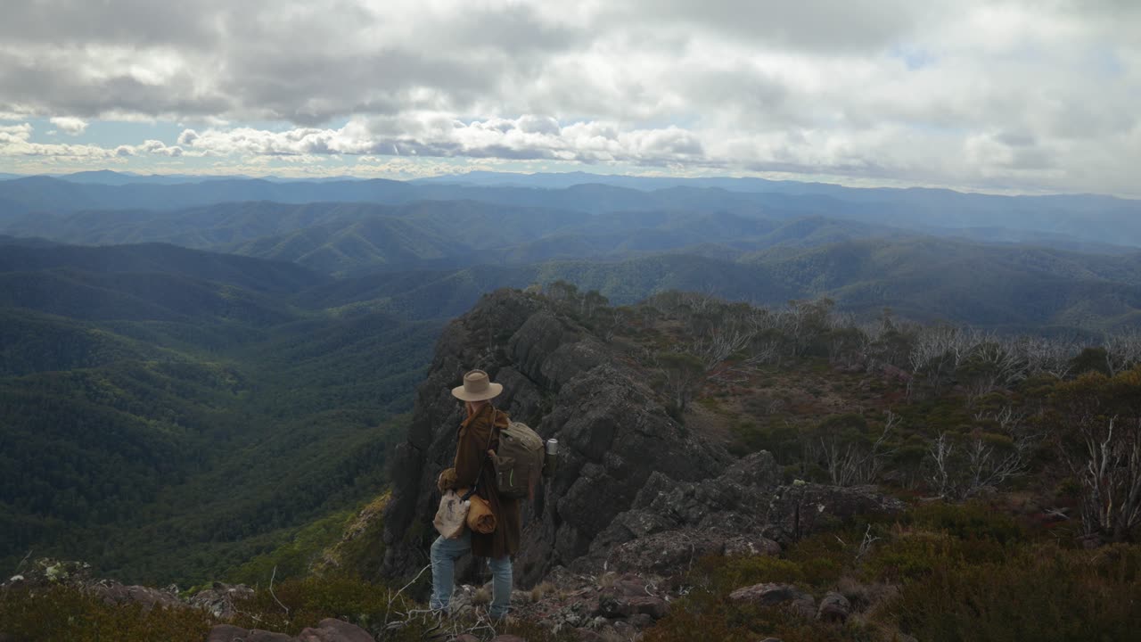 swagman australiano se encuentra en la cima de las montañas en el victoria high country