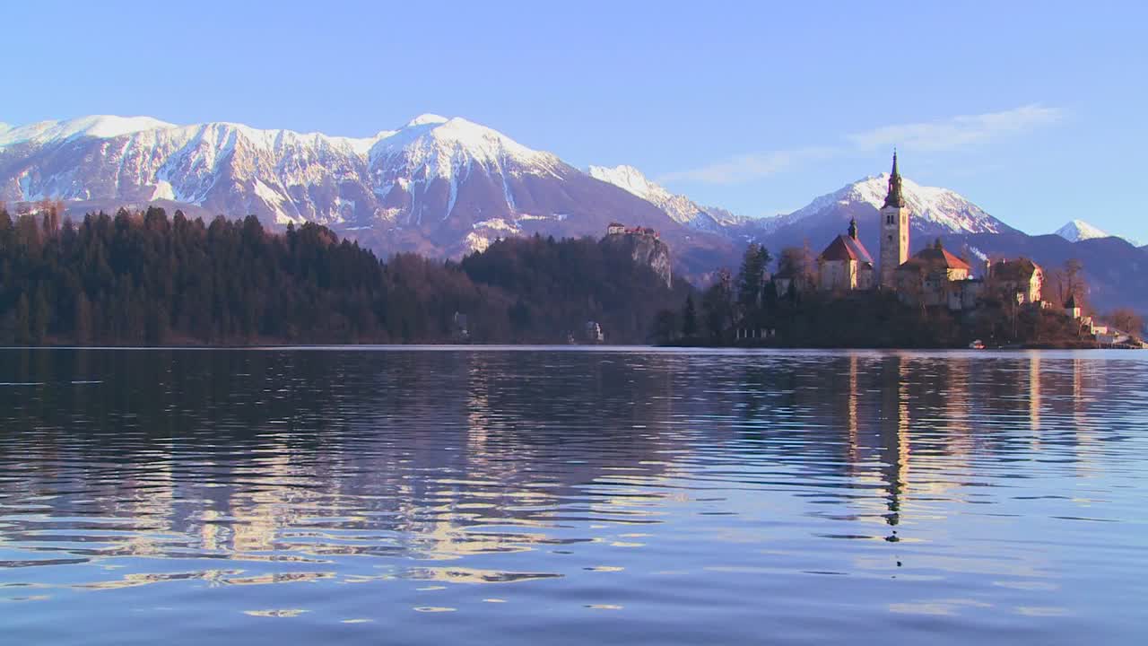 슬로베니아 블레드 호수의 작은 섬에 교회가 서 있다 2