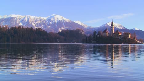 Eine-Kirche-Steht-Auf-Einer-Kleinen-Insel-Im-See-Bled-Slowenien-2