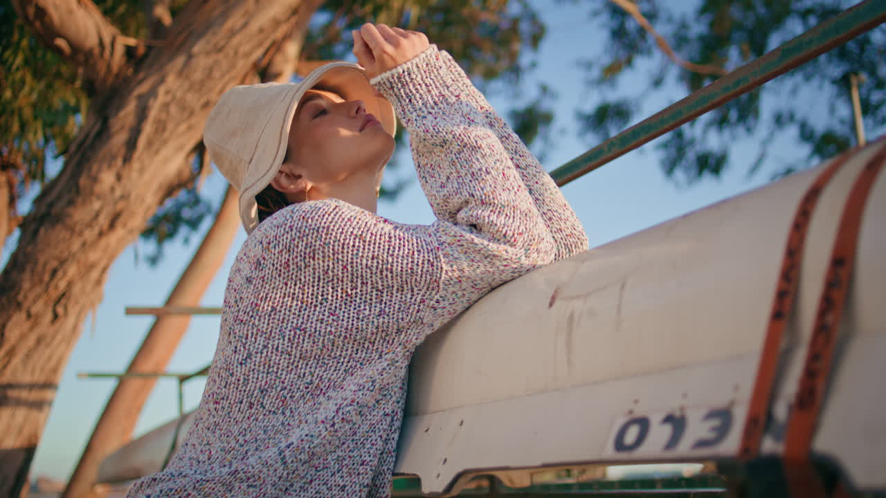 여성은 혼자 강 주말에 휴식을 취합니다. 가까운 아름다운 캠프 소녀가 빛에 포즈를 취합니다.