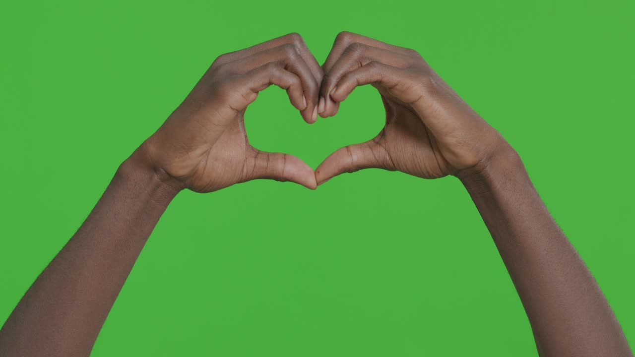 manos en forma de corazón