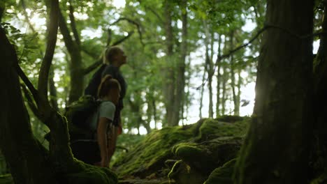 dos mujeres caminando en las montañas con mochilas. chicas en una caminata respirando aire fresco oxígeno. de vuelta a la naturaleza