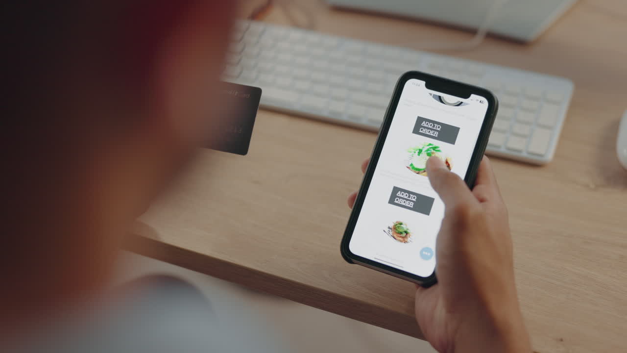 teléfono, tarjeta de crédito y hombre ordenando comida