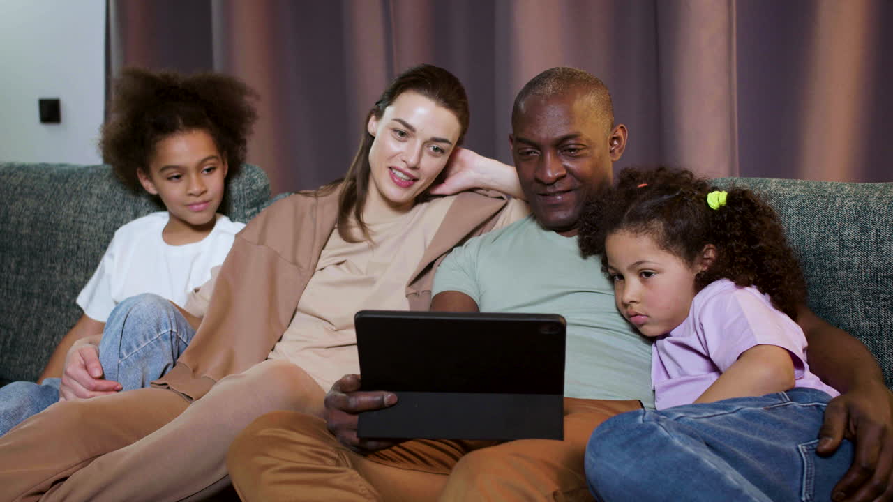 Família assistindo vídeo em casa
