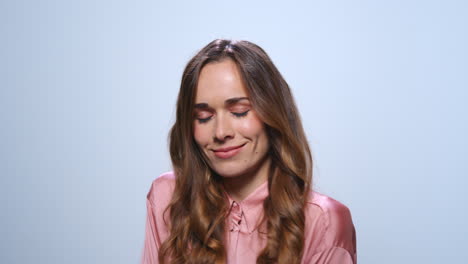 Mujer-De-Negocios-Sonriente-Bailando-En-El-Estudio.-Mujer-Coqueteando-Con-La-Cámara