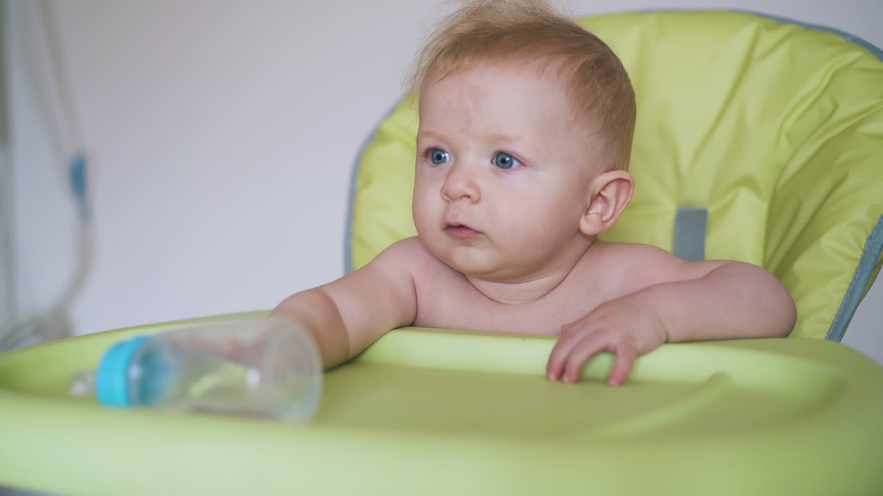 어머니 와 작은 소년 은 집 에서 초록색 의자 에 앉아 있다