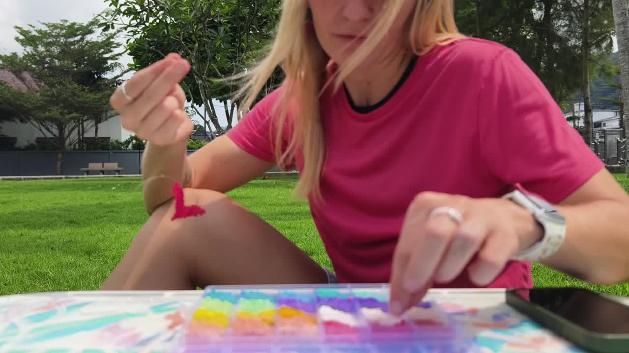 mujer con pendientes en forma de corazón en un parque