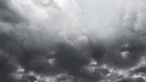 vista 4k de tormenta eléctrica y nubes oscuras